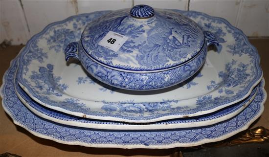 Blue & white platters and a tureen(-)